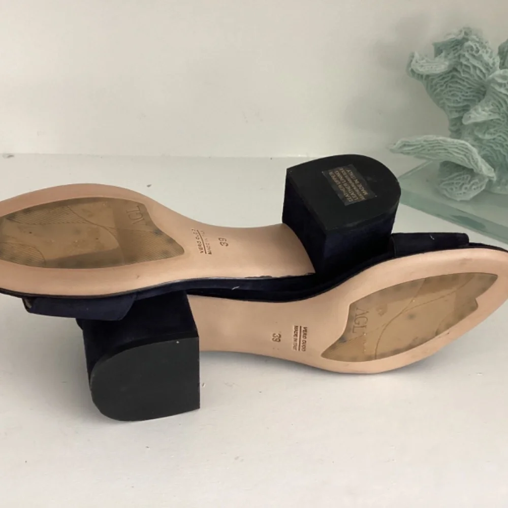 AGL CRYSTAL EMBELLISHMENTS T-STRAP SUEDE NAVY SANDALS SHOES BEAUTIFUL 39 8.5
